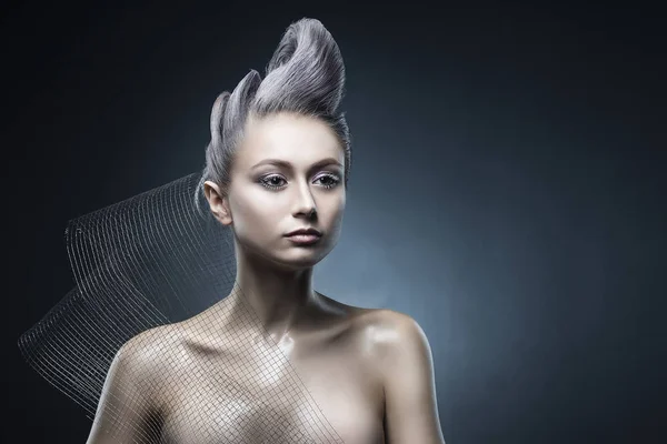 Gyönyörű meztelen váll vanguard hairst fogalmi portré — Stock Fotó