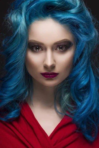 Close-up retrato de cor azul tingido bonito cabelo menina wearin — Fotografia de Stock