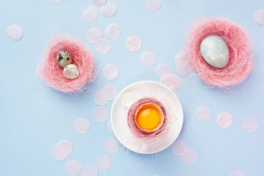 Bir sos üzerinde beyaz kahve Kupası'nda kabuğundaki kırık yumurta sarısı