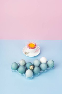 Yumurta kabuğu beyaz kahve Kupası bir uçan daire d üzerinde kırık yumurta sarısı