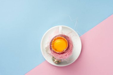 Yumurta sarısı kırık yumurta kabuğu beyaz kahve Kupası'nda bir 