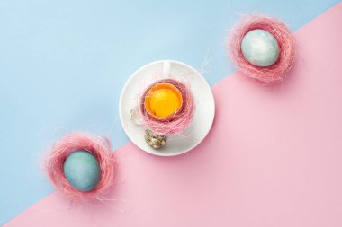 Bir s üzerinde beyaz kahve Kupası'nda kabuğundaki kırık yumurta yumurta sarısı