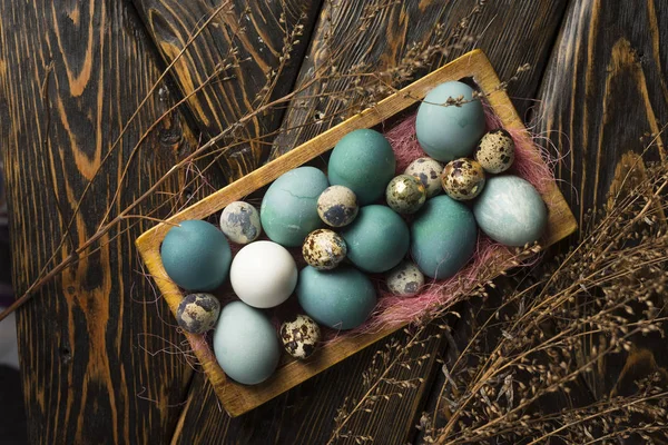 青と白と鶏の卵と木製レトロでウズラの卵 — ストック写真
