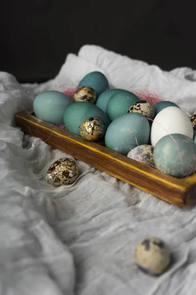 Blauw, en wit en kippeneieren en kwarteleitjes in houten retro — Stockfoto