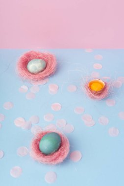 Kırık yumurta yumurta kabuğu ve iki mavi yumurta sarısı ile dekore edilmiş 