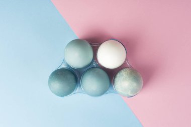 Kavramsal natürmort fotoğraf plastik geom birkaç mavi yumurta