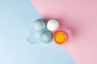 Yumurta kabuğu kırık yumurta sarısı pembe sisal yuva ile dekore edilmiş bir