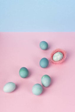 Yumurta ve mavi yumurta p ile dekore edilmiş birkaç farklı tonları mavi
