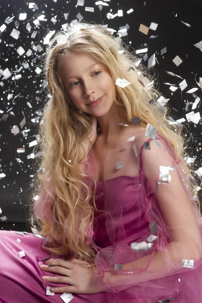 Krásná kudrnatá blondýna dospívající dítě dívka, která nosí růžové vzduchu dr — Stock fotografie