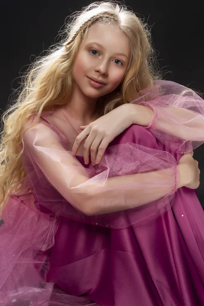 Όμορφα σγουρά ξανθιά έφηβος κορίτσι παιδί φορώντας μια ροζ αέρα dr — Φωτογραφία Αρχείου