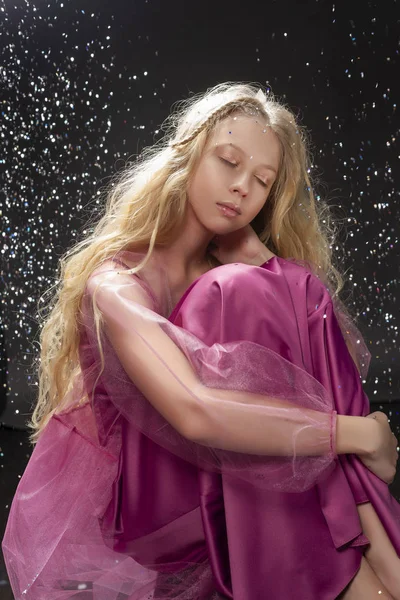 Красивая кудрявая блондинка подросток девочка носит розовый воздух доктор — стоковое фото