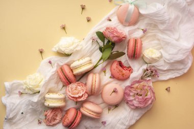 Büyük ve küçük çiçek tomurcukları ar ile pembe ve beyaz bademli kurabiye kek