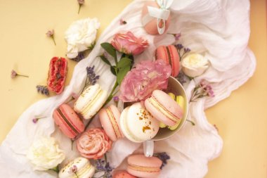 Büyük ve küçük çiçek tomurcukları ar ile pembe ve beyaz bademli kurabiye kek