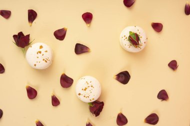 Üç beyaz bademli kurabiye kek ustaca tomurcukları arasında düzenlendiği ve