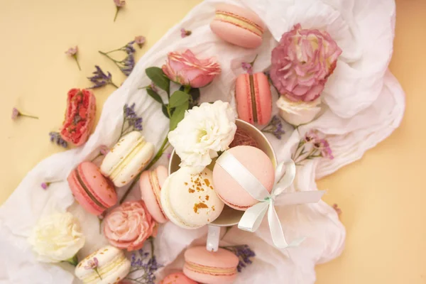 Ροζ και λευκά macaroons κέικ με μεγάλα και μικρά μπουμπούκια ανθέων ar — Φωτογραφία Αρχείου