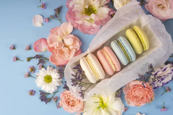 Veelkleurige bitterkoekjes taarten met grote en kleine verschillende bloem — Stockfoto