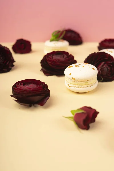 Drie witte bitterkoekjes taarten kunstig aangelegd tussen de toppen van — Stockfoto