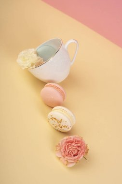 Çok renkli kurabiye pasta tomurcukları ile birlikte bir fincan yerleştirilir 