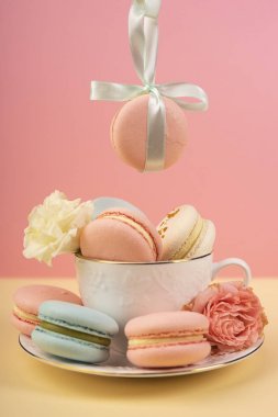 Bademli kurabiye pasta bir karanfil tomurcuklu bir kaba yerleştirilir ve 