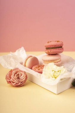 Birkaç pembe bademli kurabiye kek biri ısırılan ben yerleştirilir