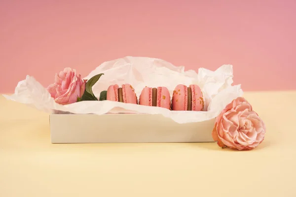 Verschillende roze bitterkoekjes taarten worden geplaatst in een geschenkdoos met wrapp — Stockfoto