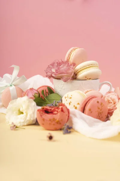 Roze en witte bitterkoekjes taarten met grote en kleine bloemknoppen ar — Stockfoto