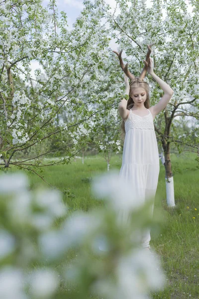 Nastolatki piękne Blondynka, w białej sukience z jelenie rogi o — Zdjęcie stockowe