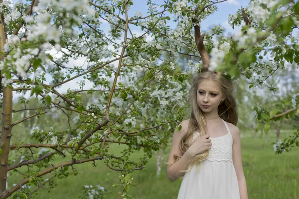 Adolescente linda menina loira vestindo vestido branco com chifres de veado o — Fotografia de Stock