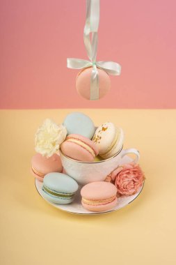 Bademli kurabiye pasta bir karanfil tomurcuklu bir kaba yerleştirilir ve 