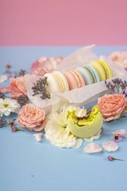 İrili ufaklı farklı çiçek ile çok renkli kurabiye kek