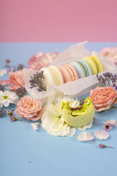 Veelkleurige bitterkoekjes taarten met grote en kleine verschillende bloem — Stockfoto