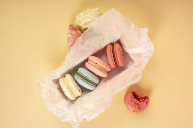 Birkaç pembe bademli kurabiye kek biri ısırılan ben yerleştirilir