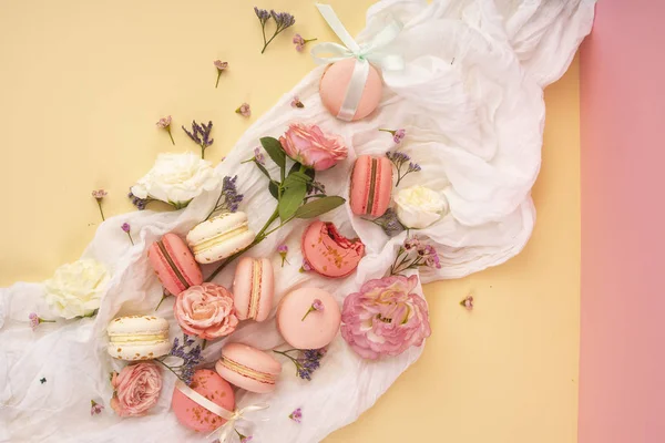 Ροζ και λευκά macaroons κέικ με μεγάλα και μικρά μπουμπούκια ανθέων ar — Φωτογραφία Αρχείου