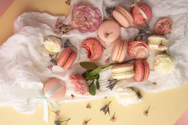 Roze en witte bitterkoekjes taarten met grote en kleine bloemknoppen ar — Stockfoto