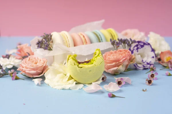 Veelkleurige bitterkoekjes taarten met grote en kleine verschillende bloem — Stockfoto