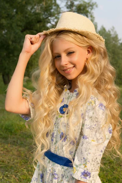 Giyen güzel çekici uzun kıvırcık sarı saçlı genç kız bir — Stok fotoğraf