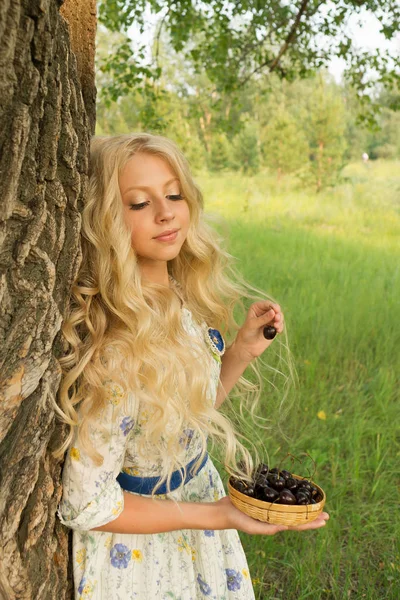 Linda encantador longo encaracolado cabelo loiro adolescente menina vestindo um — Fotografia de Stock