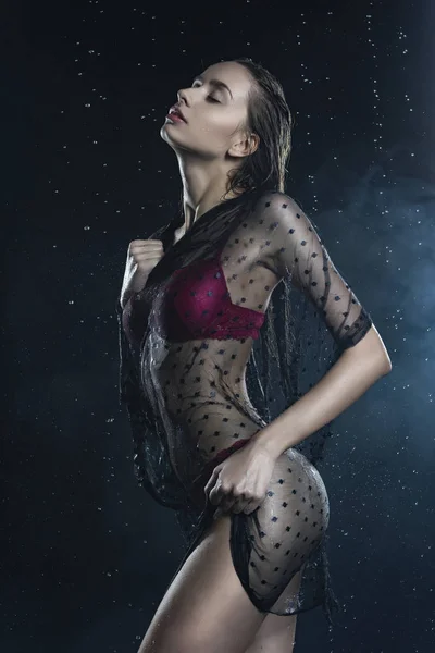 Hermosa chica delgada mojada usando una lencería roja y translu negro —  Fotos de Stock