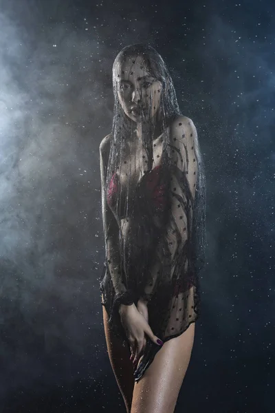 Estilo gótico jovem bela menina magro vestindo uma lingerie vermelha e — Fotografia de Stock