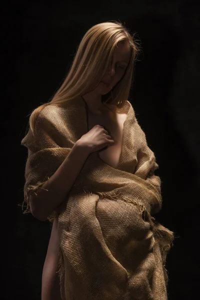 Μια όμορφη νεαρή μεγάλο breasted γυμνή ξανθιά κοπέλα, που καλύπτουν το n — Φωτογραφία Αρχείου