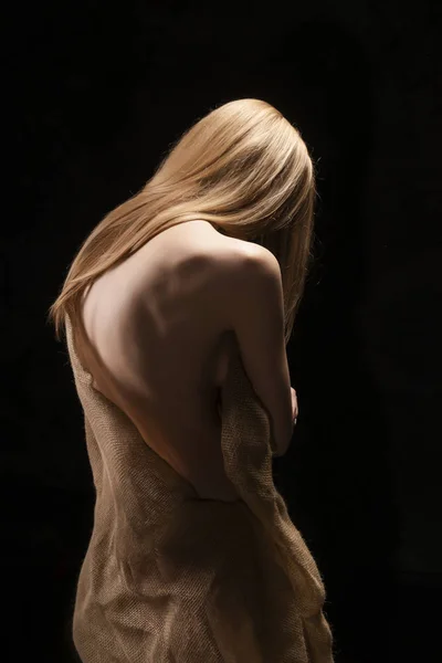 Eine schöne junge große Brüste nackte blonde Mädchen, bedeckt ihre n — Stockfoto