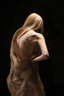 Güzel genç büyük memeli onu n kapsayan çıplak sarışın kız