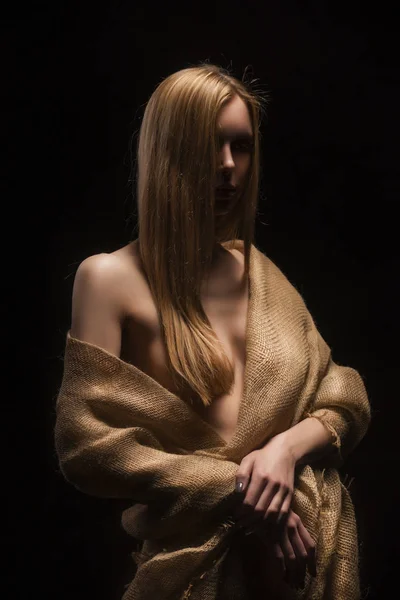 Μια όμορφη νεαρή μεγάλο breasted γυμνή ξανθιά κοπέλα, που καλύπτουν το n — Φωτογραφία Αρχείου