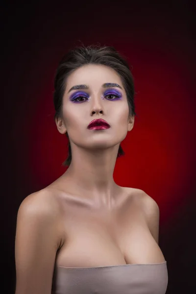Porträt eines schönen asiatischen Mädchens mit großen Brüsten, das tiefe Dec trägt — Stockfoto