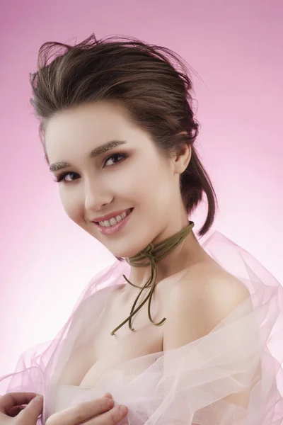 Gros plan portrait d'une belle fille asiatique souriante portant rose — Photo