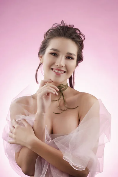 Schön lächelnd große Brust asiatische Mädchen tragen ein rosa Schleier auf h — Stockfoto