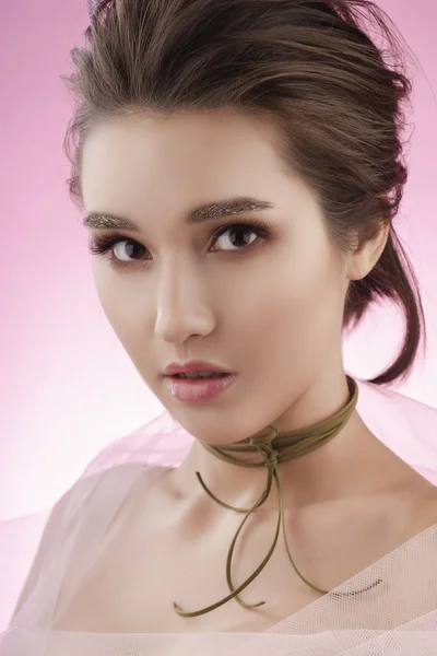 Nahaufnahme Porträt einer schönen jungen asiatischen Mädchen trägt rosa ve — Stockfoto