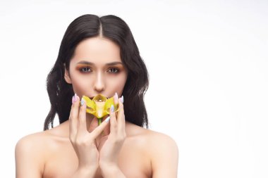 Güzel esmer çıplak omuz kız sensually bir flowe tutar