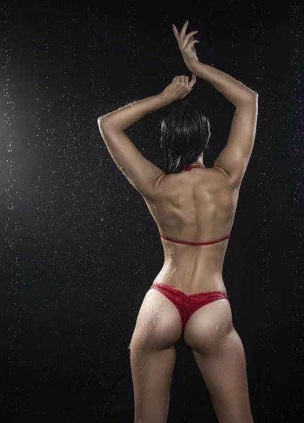 Schöne nasse muskulöse athletische Mädchen tragen rote Unterwäsche posin — Stockfoto
