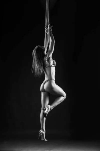 Belle fille brune gymnaste portant de la lingerie sensuellement et f — Photo
